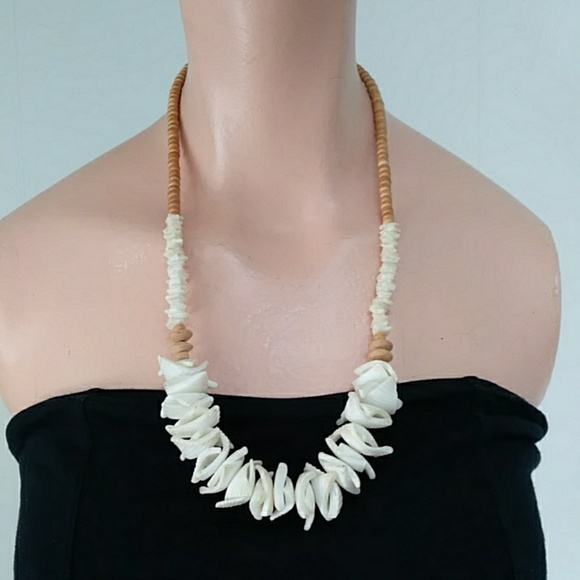 Vintage Jewelry - Vintage seashell Coastal necklace